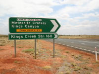 Wegwijzer langs de Stuart Highway naar de Henbury-kraters (Australië).