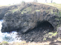 Ingang van een lavatunnel, Paaseiland